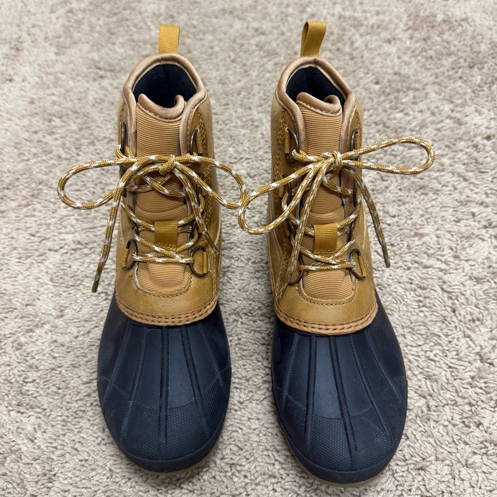 Women’s Waterproof Duck Boots in Black and Tan, size 8, Universal Thread